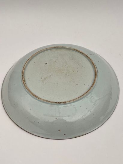 Plat rond en porcelaine polychrome à décor...