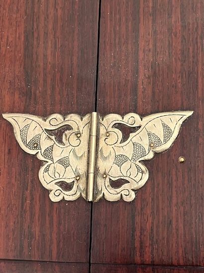 Coffret de voyage à bijoux en bois exotique.
couvercle...