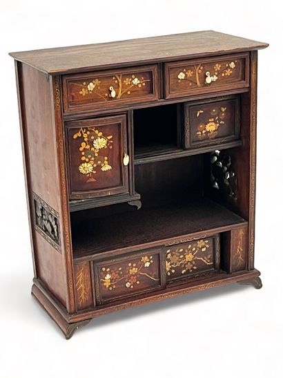Cabinet de maîtrise en marqueterie de bois...