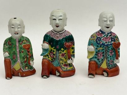 Ensemble de sept sujets en porcelaine polychrome...