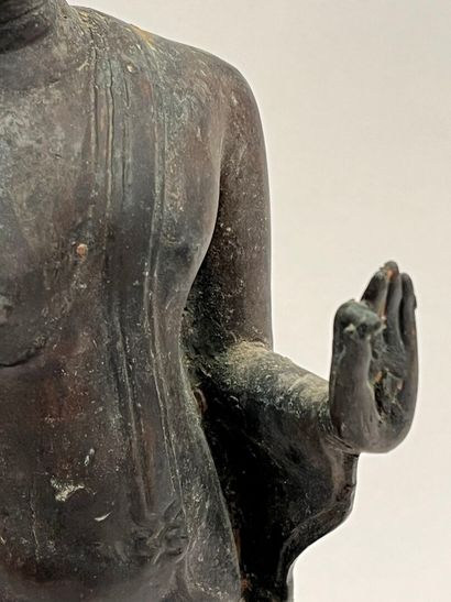 Bouddha debout en bronze.
Thaïlande, XXe
H...