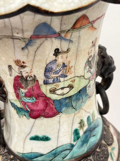 Paire de vases de forme balustre de porcelaine...