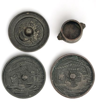 Ensemble comprenant quatre objets en bronze,...
