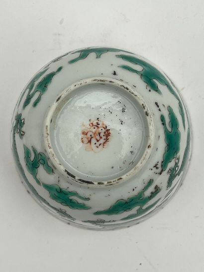 Petite coupe en porcelaine à décor de dragon...