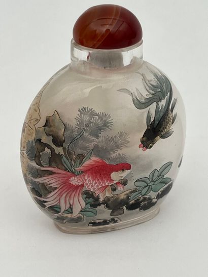 Ensemble de cinq flacons tabatières en verre...