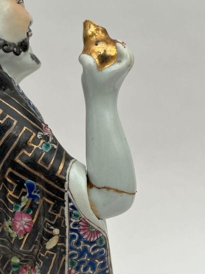 Trois sujets en porcelaine et émaux polychromes...