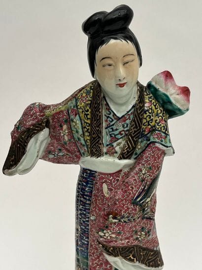 Trois sujets en porcelaine et émaux polychromes...