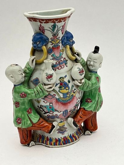 Vase d'applique en porcelaine et émaux de...