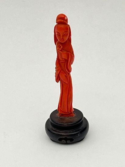 Statuette en corail rouge-orangé représentant...