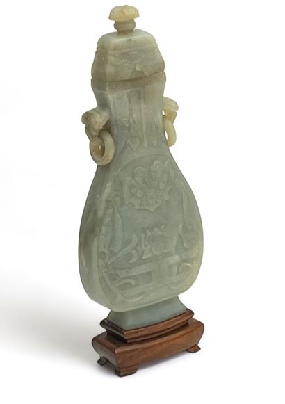 Vase hu couvert en jade céladon sculpté de...