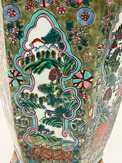 Vase de forme haxagonale à décor de la famille...