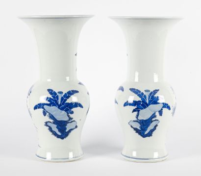 Paire de vases cornets en porcelaine blanc-bleu...