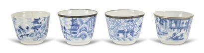 Trois godets en porcelaine à décor en bleu...