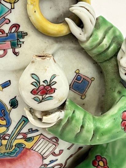 Vase d'applique en porcelaine et émaux de...