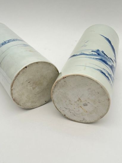 Paire de vases cylindriques en porcelaine...