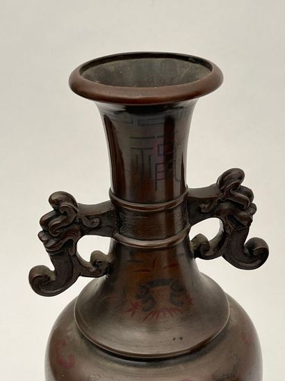 Paire de vases balustres en bronze à décor...