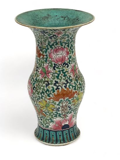 Vase en porcelaine et émaux à décor de motifs...