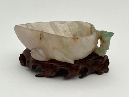 Godet de peintre en jadéite à décor de feuille.
Chine,...