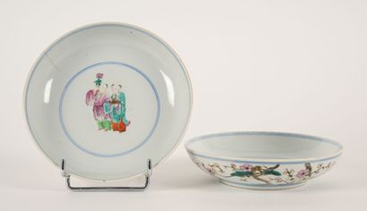 Paire de coupes en porcelaine polychrome...