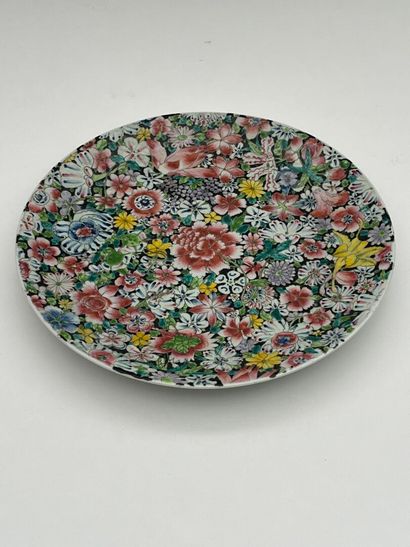 Plat rond en porcelaine polychrome à décor...