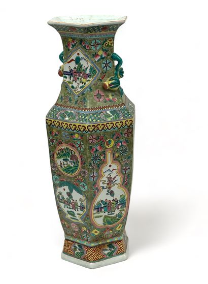 Vase de forme haxagonale à décor de la famille...