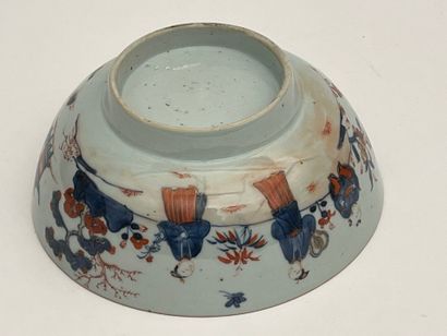 Coupe sur talon en porcelaine Imari polychrome...