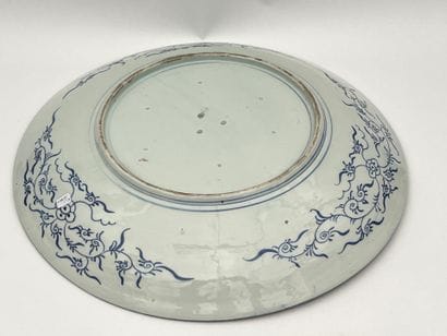 Important plat en porcelaine polychrome Imari,...