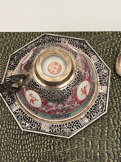Service à thé en porcelaine polychrome et...