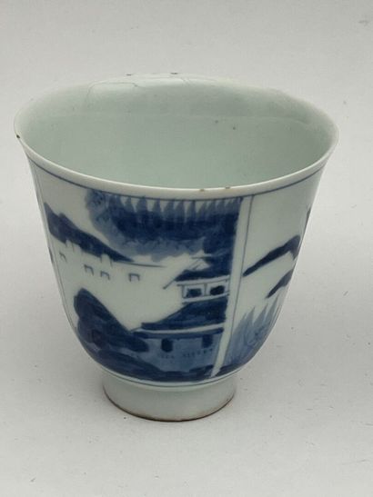 Suite de cinq gobelets tulipe et une sous-tasse...