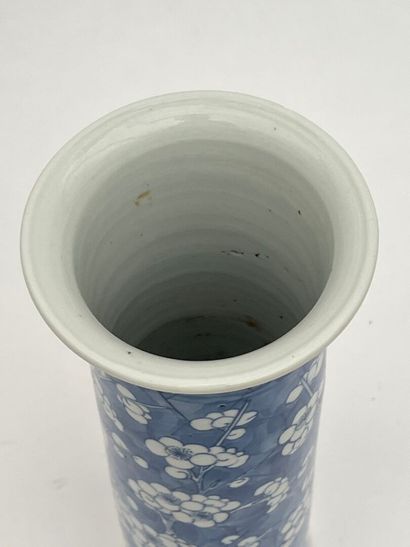 Vase cornet en porcelaine à décor de prunus...