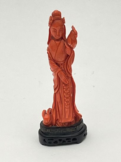 Statuette en corail rouge-orangé représentant...