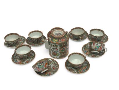 Service à thé en porcelaine et émaux de Canton.
Il...
