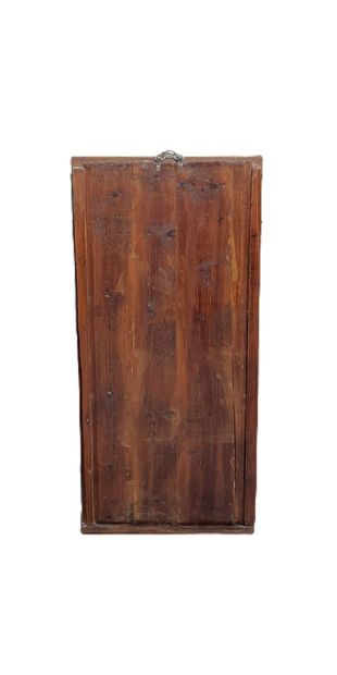 Cinq panneaux en bois peint et encadrements...