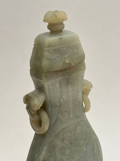Vase hu couvert en jade céladon sculpté de...