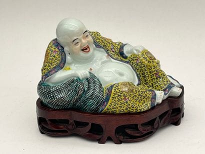 Bouddha milefo en porcelaine et émaux polychromes...