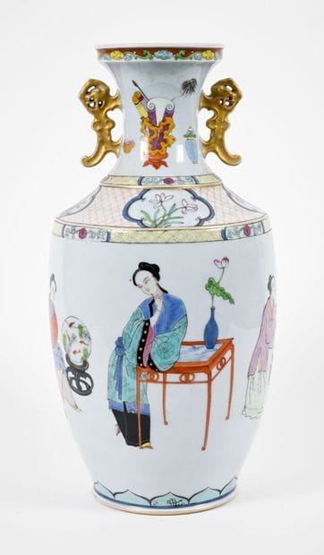 Vase de forme balustre en porcelaine polychrome...