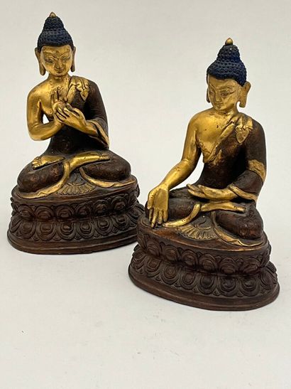 Deux bouddhas en bronze dorés, l'un faisant...