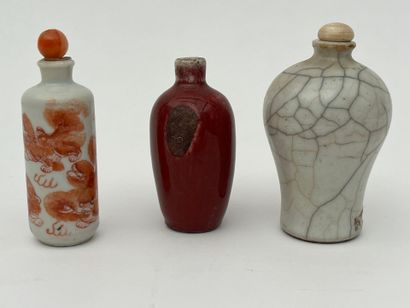 Trois flacons tabatières en porcelaine (décor...