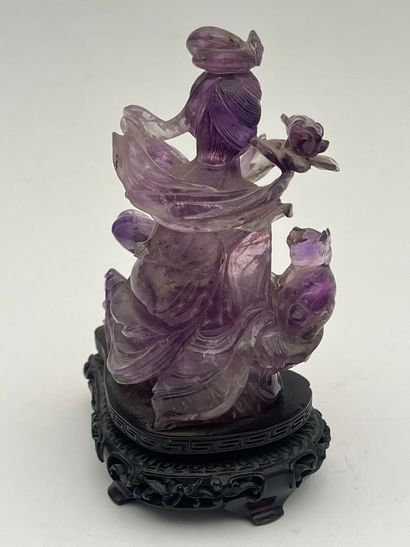 Statuette en améthyste représentant une jeune...