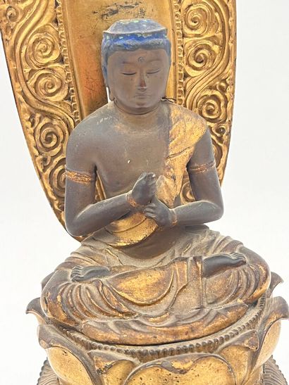 Sculpture en bois doré et laque représentant...
