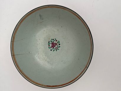 Coupe sur talon en porcelaine polychrome...