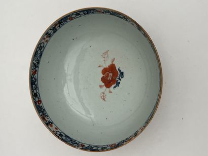 Coupe sur talon en porcelaine Imari polychrome...