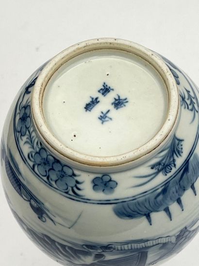 Vase bouteille en porcelaine bleu blanc à...