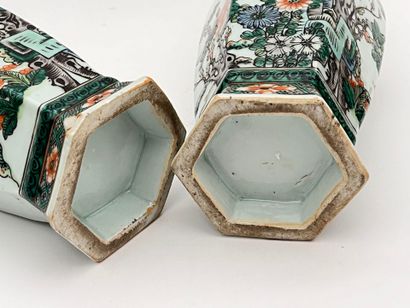 Paire de vases à panses hexagonales en porcelaine...