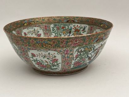 Grande coupe en porcelaine et émaux polychrome...