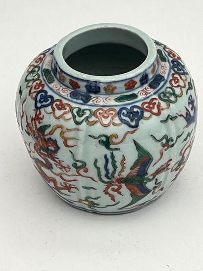 Petit pot de forme globulaire à panse côtelée,...