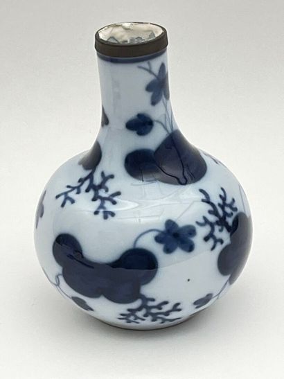 Vase en porcelaine blanc-bleu.
Dans le gout...