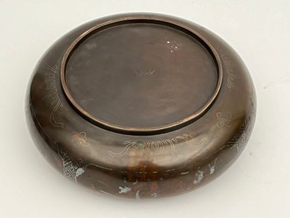 Coupe en bronze à décor niellé de scènes...