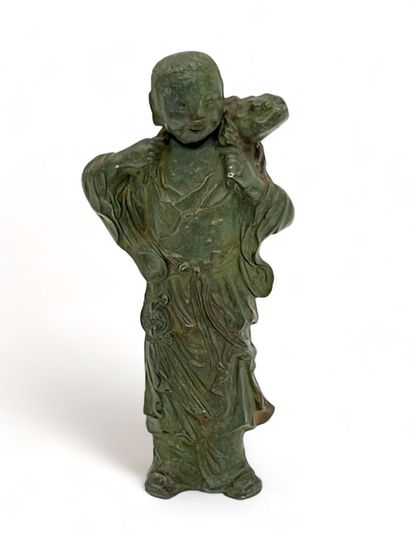 Statuette en bronze patine verte figurant...