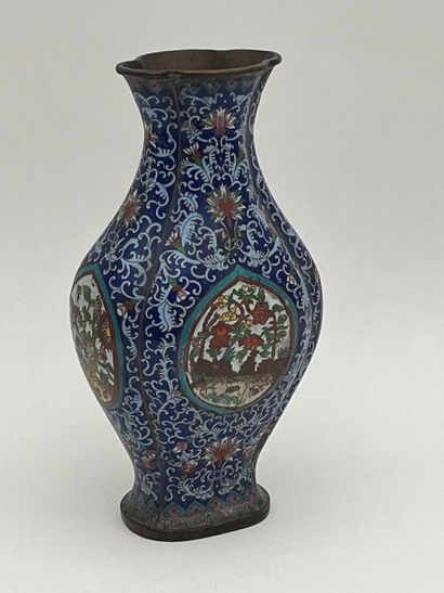 Vase polylobé en métal cloisonné, décor stylisé...
